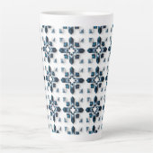 Geometrisch abstract ontwerp in blauw en wit latte mok (Voorkant)