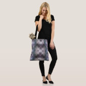 Geometrisch abstract patroon met draadframe kubuss tote bag (Op model)