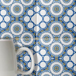 Geometrisch Blauw en Wit Marokkaans Azulejos Tegeltje<br><div class="desc">Deze keramische tegel heeft een harmonieuze mix van geometrische en bloemenelementen. De tegel is versierd met een reeks concentrische cirkels, elke laag heeft een ander patroon en een andere tint, waardoor een fascinerend visueel effect ontstaat. De buitenste laag wordt gekenmerkt door vette blauwe omtrekken die hexagonale vormen vormen. Deze zeshoeken...</div>