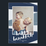 Geometrisch blok | Hanoeka en kerstinterreligieus  Feestdagenkaart<br><div class="desc">Hanoeka en Kerstmis vieren? Dit hedendaagse interreligieuze kaartontwerp maakt beide feestelijkheden mogelijk. Aan de ene kant, kleurenblokken in feestrood en wit met "Vrolijk Kerstmis", en aan de andere kant blauw en wit met "Happy Hanukkah" - elk met mooie handgeschreven berichten voor beide feestelijke groeten maakt een moderne, gestileerde vakantiefotofkaart. Beide...</div>