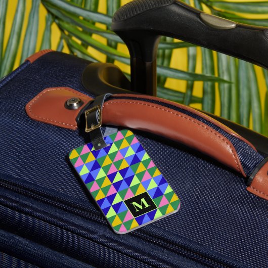 Geometrisch driehoekpatroon kleurrijk monogram bagagelabel (Voorkant Insitu 1)