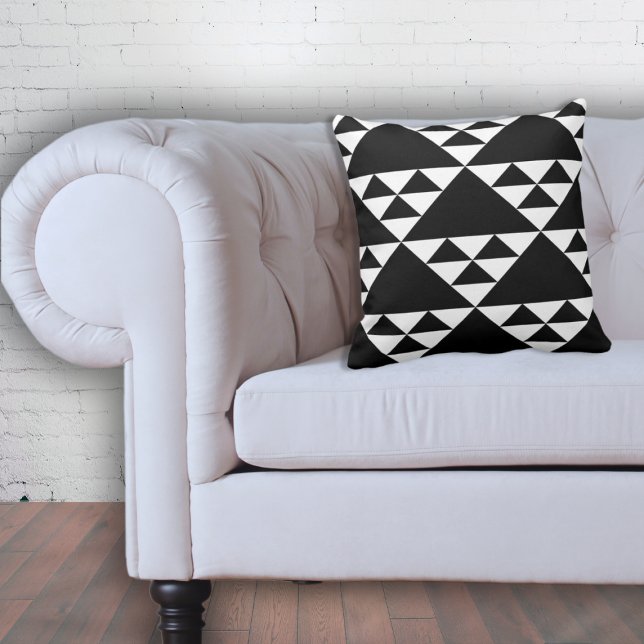 Geometrisch Etnisch Driehoekpatroon Wit & Zwart Kussen (Geometric Ethnic Triangle Pattern White & Black Throw Pillow, Eclectic Loft Living)
