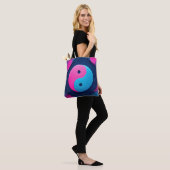 Geometrisch evenwicht: Levendig Yin Yang-patroon Tote Bag (Op model)