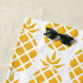 Geometrisch geel anananassepatroon, gepersonalisee strandlaken (In situ)