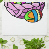 Geometrisch geschilderde paaseieren in mand theedoek (Gevouwen)