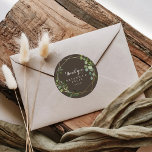 Geometrisch Goud Bruin Dank u Wedding Favoriet Ronde Sticker<br><div class="desc">Deze geometrische goudbruine bedanktgunst voor de bruiloft klassieke ronde sticker is ideaal voor een rustieke bruiloft. Het ontwerp is voorzien van handgeschilderde mooie groene bladeren in een bruine achtergrond, die een gouden geometrisch lijst sieren. Maak de labels van de sticker uw eigen door uw namen, het evenement (indien van toepassing)...</div>