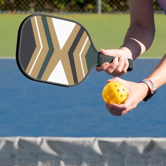 Geometrisch groen, wit en goudpatroon pickleball paddle (Insitu)