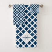 Geometrisch Modern Navy Blue Pattern Monogram Bad Handdoek (Insitu)