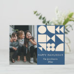 Geometrisch ontwerp in Blue Photo Hanukkah Feestdagenkaart<br><div class="desc">Zeg Happy Hanukkah met deze eenvoudige en moderne geometrische kunstkaart in het blauw,  gepersonaliseerd met jouw naam en foto.</div>