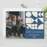 Geometrisch ontwerp in Blue Photo Hanukkah Feestdagenkaart<br><div class="desc">Zeg Happy Hanukkah met deze eenvoudige en moderne geometrische kunstkaart in het blauw,  gepersonaliseerd met jouw naam en foto.</div>