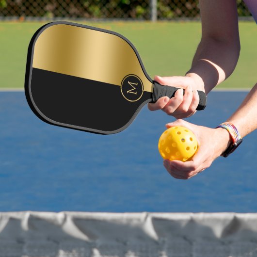 Geometrisch ontwerp met zwart en goud splitscreen pickleball paddle (Insitu)