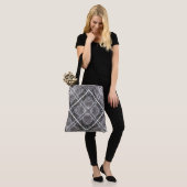 Geometrisch patroon met besneeuwde winterbomen tote bag (Op model)