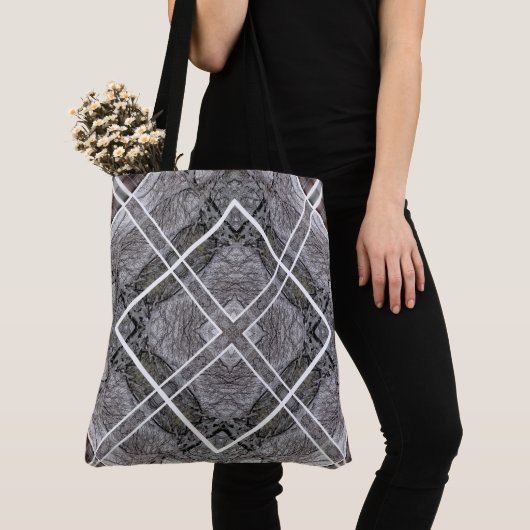 Geometrisch patroon met besneeuwde winterbomen tote bag (Dichtbij)