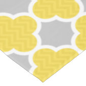 Geometrisch patroon van geel en grijs Quatrefoil Tafelkleed (Gekanteld)