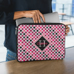 Geometrisch patroon van gepersonaliseerd meisje ro laptop sleeve<br><div class="desc">Deze gepersonaliseerde girale laptophoes biedt een kleurrijk geometrisch patroon (vierkantjes) in roze,  paarse glitter,  zwart en wit. De grote monogram en de naam in  manuscriptdoopvont worden in het centrum in passende schaduwen ontworpen.</div>