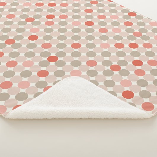Geometrisch patroon van rode en roze stippen sherpa deken (3/4)