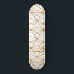 Geometrisch patroon van witte en goudkunstdeco persoonlijk skateboard<br><div class="desc">Een licht retro maar moderne kunst deco wit en goud patroon.</div>