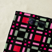 Geometrisch plaid groen rood zwart strepen strandlaken (In situ)
