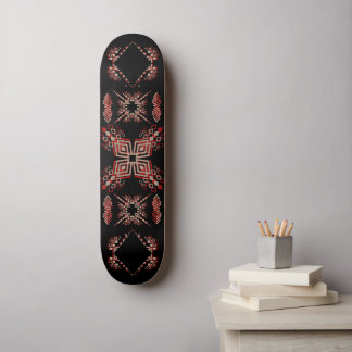 Geometrisch tribal-geïnspireerd ontwerp in vet zwa persoonlijk skateboard