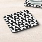 Geometrisch vormpatroon in zwarte en witte driehoe bier onderzetter (Linkerzijde)