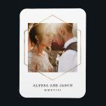 Geometrisch | Weddenfoto en Romeinse cijferdatum Magneet<br><div class="desc">Dit ultramoderne magneetontwerp is voorzien van uw favoriete trouwfoto met een faux gouden geometrische lijst overlay,  en uw namen samen met uw trouwdatum in Romeinse cijfers.</div>