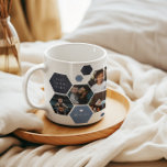 Geometrisch zeshoek | Modern 4 Foto Vaderdag Koffiemok<br><div class="desc">4 fotocollage ingelijst in een trendy moderne honingraatvorm en contrasterende blues met uw keuze voor personalisatie. Personaliseer met uw aangepaste bericht in witte letters. Alle kleuren kunnen worden gewijzigd. Dit zijn geschenken die perfect zijn voor elke vader. Een geschenk dat hij een leven lang zal koesteren! Kan voor om het...</div>