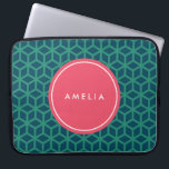 Geometrische Blauwgroen gepersonaliseerde naam mon Laptop Sleeve<br><div class="desc">Modern geometrisch patroon blauwgroen met roze label. Pas dit aan door jouw naam toe te voegen; Klik op de knop "Aanpassen" en u kunt de plaatsaanduidingstekst eenvoudig vervangen om jouw tekst toe te voegen.</div>