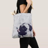 Geometrische bok met vlinder op tas van tongkunst (Dichtbij)