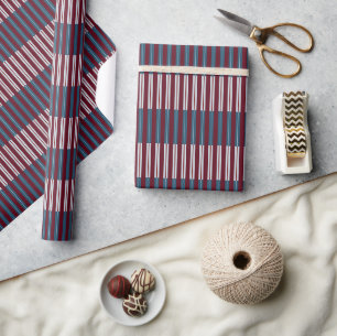 Geometrische Bordeaux en Stofblauwe Streeppatroon Cadeaupapier