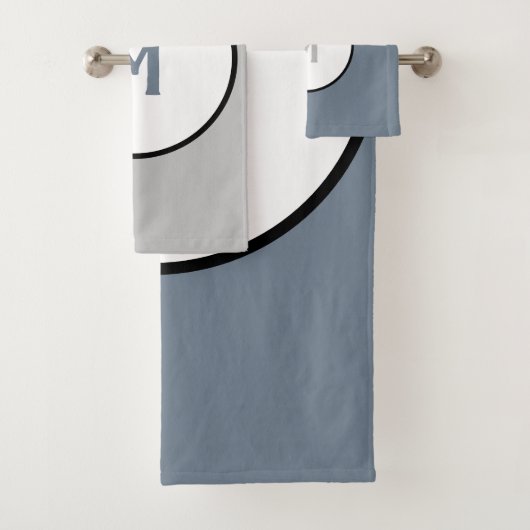 Geometrische cirkels leisteengrijs monogram bad handdoek (Insitu)