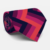 Geometrische Donkerroze & Blauw Zigzag Chevron Stropdas (Opgerold)