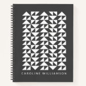 Geometrische driehoek vormt patroon in zwart notitieboek (Voorkant)