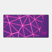 Geometrische driehoeken neon roze Monogram paarse Bureaumat (Voorkant)