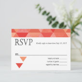 Geometrische driehoeken RSVP-reactiekaart | koraal RSVP Kaartje (Staand voorkant)