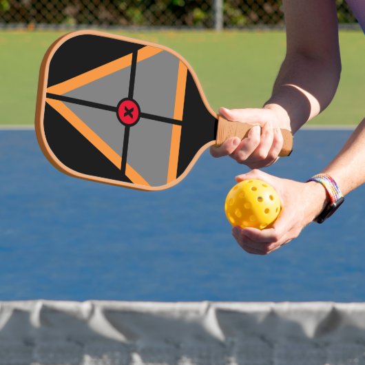 Geometrische driehoekslijnen vormen zwart goud zil pickleball paddle (Insitu)