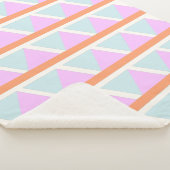 Geometrische driehoekspatroon in pasta Aqua en Roz Sherpa Deken (3/4)