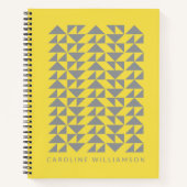 Geometrische driehoeksvormen in geel, gepersonalis notitieboek (Voorkant)