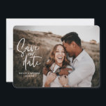 Geometrische en schrift huwelijksfoto save the date<br><div class="desc">Geometrische en schrift huwelijksfoto save the date. Achtergrondkleur kan worden gewijzigd. Moderne kijk op een rustieke bruiloft met handgeschreven lettertype.</div>