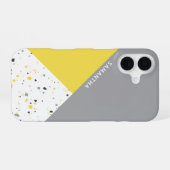 Geometrische geelgrijs terrazzopatroon met naam iPhone 16 hoesje (Achterkant horizontaal)