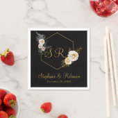 Geometrische goudmonogram op zwartwitpapier servet (Insitu)