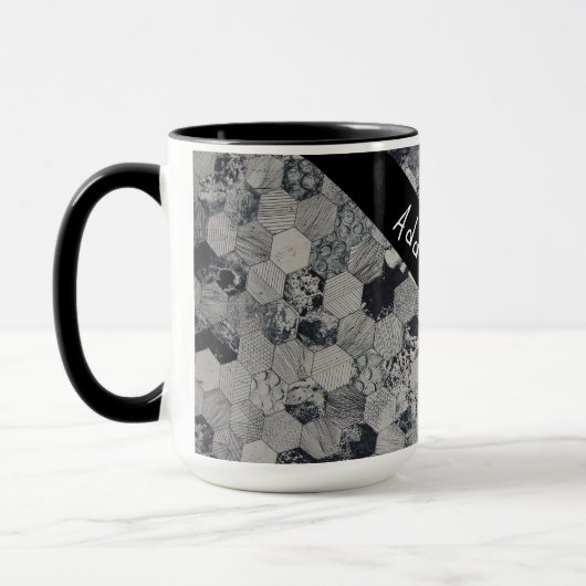 Geometrische grijs, wit en zwart hexagon patroon mok (Links)