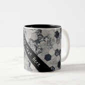 Geometrische grijs, wit en zwart hexagon patroon tweekleurige koffiemok (Voorkant rechts)