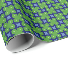 Geometrische groene en blauwe klavertjevier cadeaupapier