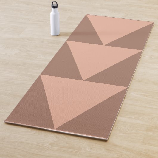 Geometrische grote driehoeken Mocha Mousse Dusty P Yogamat (In situ)