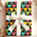 Geometrische Grunge Regenboog Driehoeken Geek patr Cadeaupapier<br><div class="desc">Dit geometrische Grunge Rainbow Triangles Geek Pattern Wrapping Paper heeft een gedurfd en edgy ontwerp van kleurrijke driehoeken met een verontrustend, grunge-effect. De levendige regenboogtinten in combinatie met geometrische vormen maken het perfect voor diegenen die houden van moderne, geek-chique esthetiek. Ideaal voor verjaardagen, feesten of cadeaus voor ontwerp- en techliefhebbers....</div>