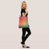 Geometrische kleurige regenbooggradiënt tote bag (Op model)