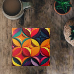 Geometrische kleurrijke Floral Artwork Tegeltje<br><div class="desc">Een geometrisch ontwerp dat gewaagde, hoekige vormen en herhalende patronen kenmerkt die symmetrisch zijn gerangschikt. Dit type van het patroon van de Deco van de Kunst was populair in de jaren '60 en wordt gekenmerkt door zijn gebruik van sterke kleuren, scherpe lijnen, en geometrische vormen. In dit hoesje, is het...</div>