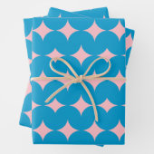 Geometrische middeleeuwse patronen in blauw en roz inpakpapier vel (In situ)