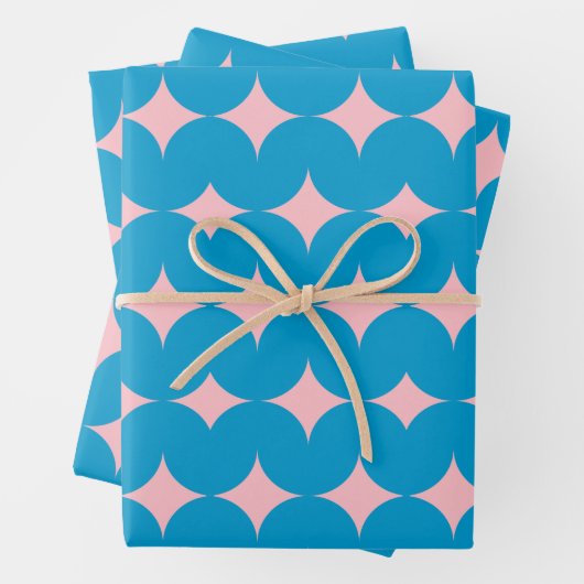 Geometrische middeleeuwse patronen in blauw en roz inpakpapier vel (In situ)