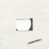 Geometrische moderne metallische tekst en kleur post-it® notes (Op bureau)